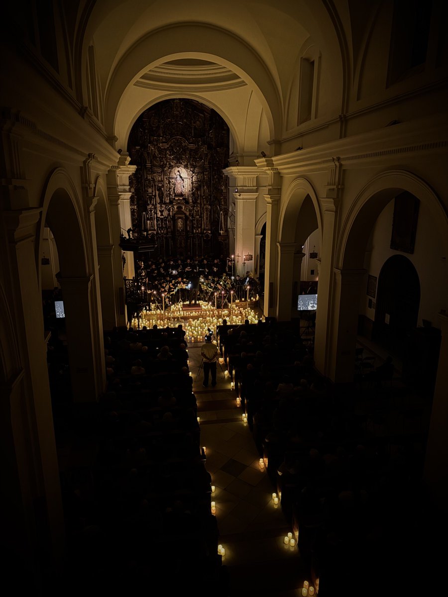Dos Hermanas se unió en rezo, bajo una luz de esperanza que no entiende de despedidas.

Entre velas encendidas y acordes suaves, el silencio habló por todos.
La música abrazó los recuerdos, y cada llama sostuvo un nombre, una historia, un latido que permanece.

#LaLlegadaInfante