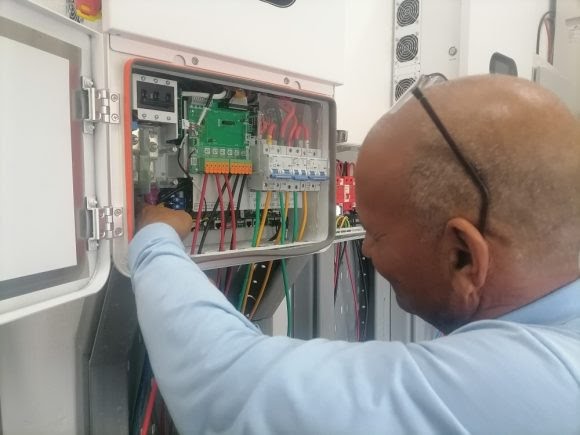En Camagüey, <a href="/ETECSA_Cuba/">ETECSA</a> impulsa la sostenibilidad con energía solar para instalaciones y carga de vehículos de la operación. Un paso firme hacia eficiencia, ahorro y soberanía energética em telecomunicaciones.  
#EtecsaConCuba
#ConectadosALoNuestro 
#ComunicadoresDelCentenario