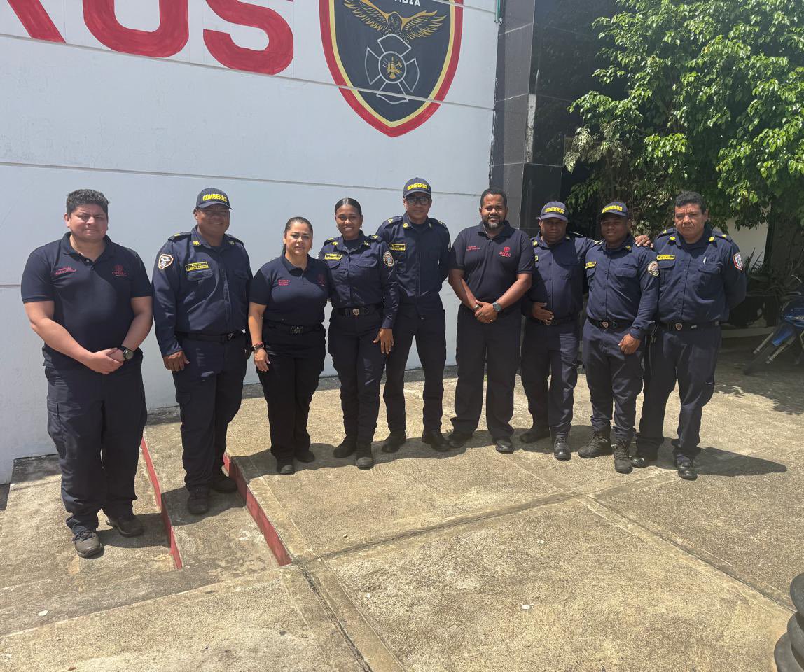 DNBomberosCol's tweet photo. 👩🏻🚒🚒👩🏼🚒 | Dentro del recorrido por la región afectada, la @dnbomberoscol #AEstaHora visita la nueva sede del CBV de Tolú y las instalaciones del CBV de San Antero, en compañía de nuestra Capitán en Jefe Lina María Marín Rodríguez, junto al equipo técnico y profesional de la #DNBC. 🙌
Estas acciones permiten continuar fortaleciendo la infraestructura bomberil, optimizar la prestación del servicio, reducir los tiempos de respuesta ante emergencias y, de igual forma, dignificar la calidad de vida y las condiciones laborales de nuestras unidades bomberiles.
#BomberosCol 🇨🇴