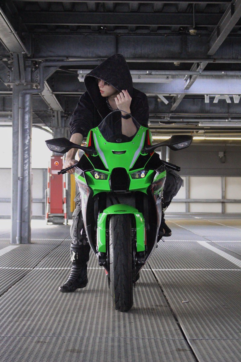 こちら持ち主の弟👇 私が写真撮ったの〜😆 #zx10r