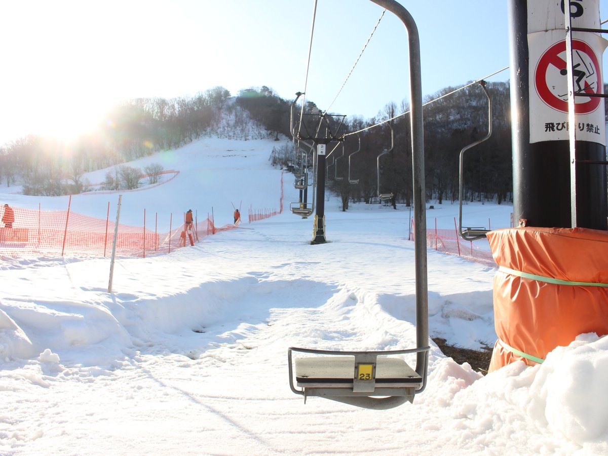 iouzen_ski's tweet photo. 【金沢市営医王山スキー場　ゲレンデ情報】
 
2026年2月21日（土）8：30   現在

積雪　50㎝
雪質　ザラ雪
天候　晴れ
気温　5℃ 
滑走可能 
・ファミリーゲレンデ    

皆さまのご来場をお待ちしております 
 https://t.co/DcA9QUFNMx https://t.co/XtK2DMhoOr
