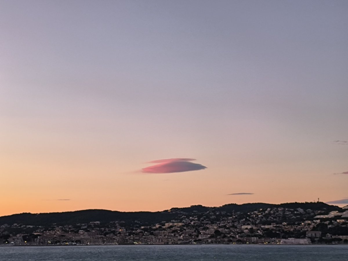 Ce soir au dessus de Bandol, quelques nuages lenticulaires, caractéristiques des journées de mistral ! 👽👽👽
#Cotedazurfrance 
#sunsetphotography 
#lenticularcloud
<a href="/bandol/">Bandol</a> <a href="/sanaryofficiel/">sanarysurmerofficiel</a>
