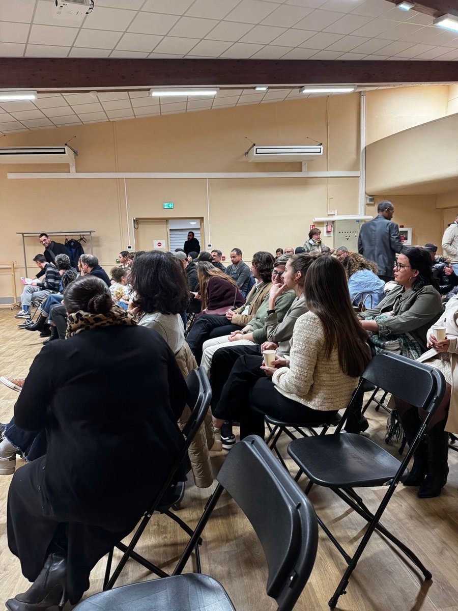 PascalBoniface6's tweet photo. Première réunion publique réussie au quartier Ousse des Bois à @Ville_Pau.
Merci aux habitants venus nombreux à notre rencontre.

#Municipales2026 #Pau #Ensemble #Boniface https://t.co/B3jT4mCeU5