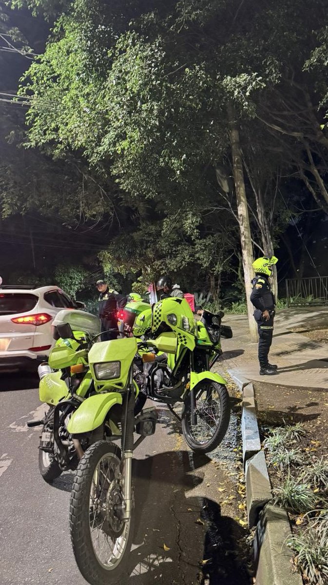 La seguridad es de todos. Gracias al teniente coronel David Tobón, quien asumió el comando de la estación de Policía de El Poblado, por reunirse con quienes residimos en este sector de Medellín. La seguridad se construye escuchando la voz de los ciudadanos. <a href="/Policiantioquia/">Departamento de Policía Antioquia</a>