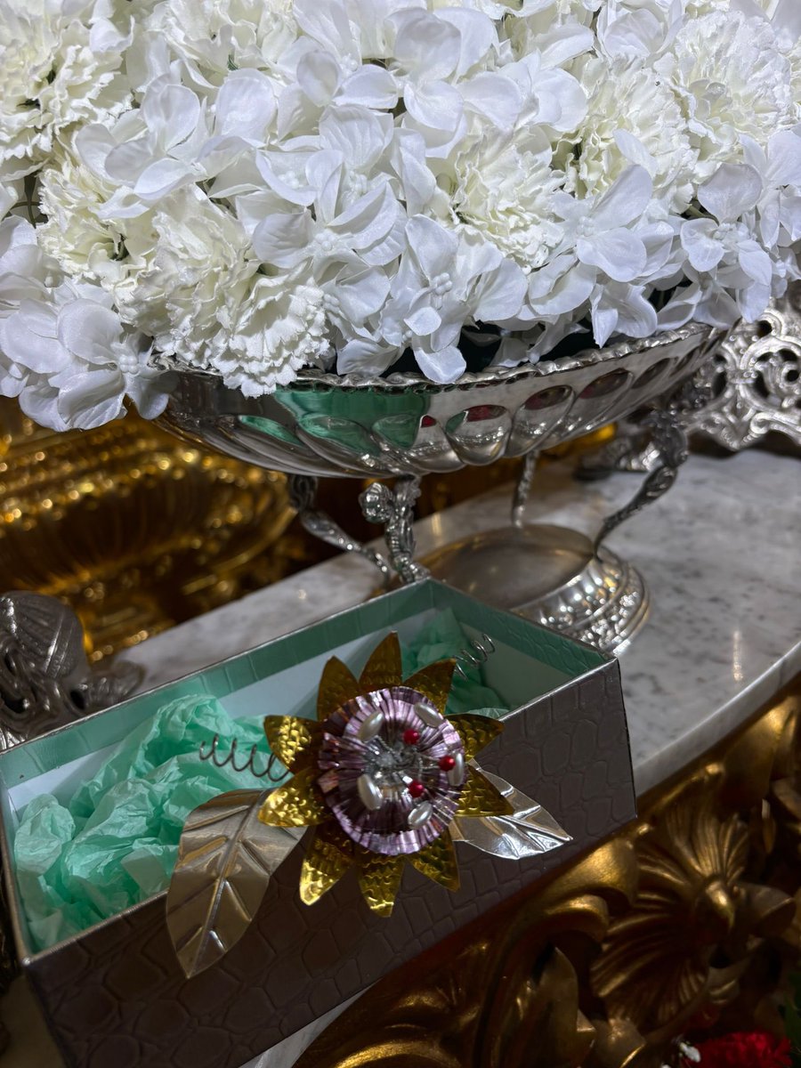 Nuestra Hermandad ha vivido una noche de alegría y fraternidad junto a la Hermandad de Humildad y Pilar de Montequinto. Tras la Misa, la misma nos entregó un cuadro conmemorativo y una flor de la pasión para nuestra Virgen. Correspondimos con unos gemelos grabados signo de unión