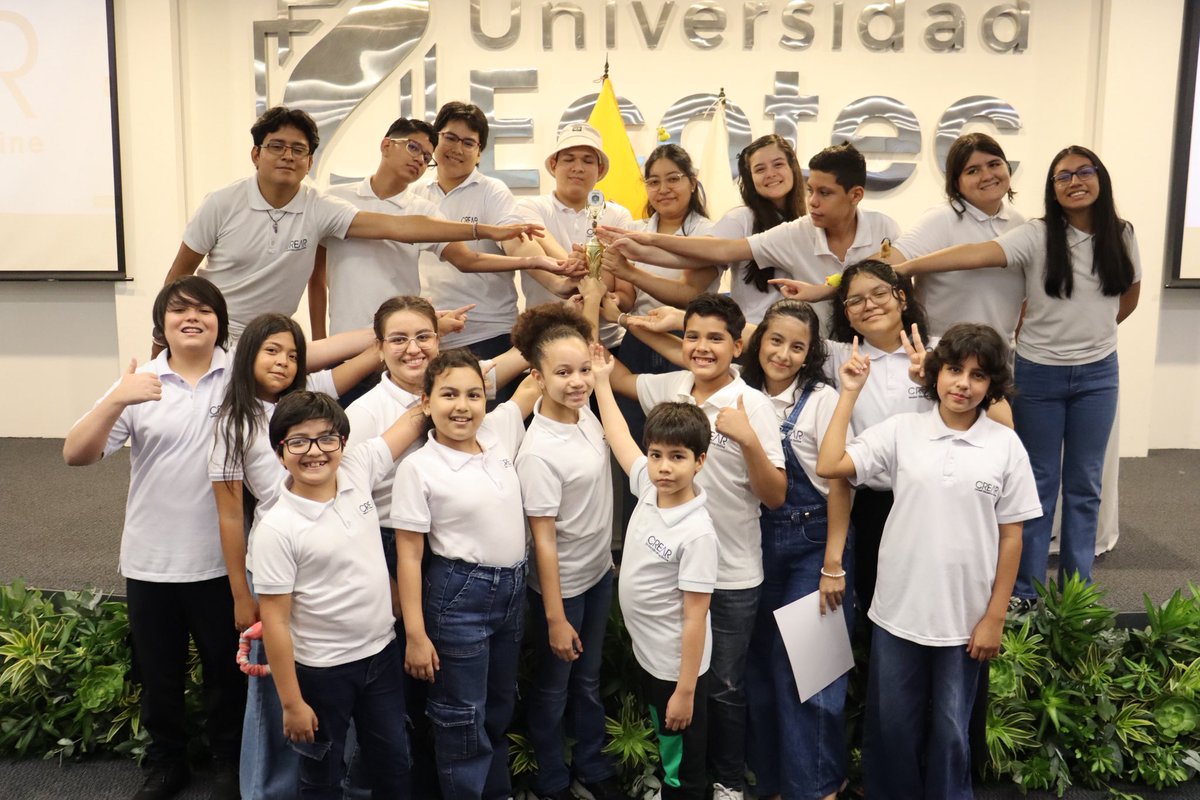 uecrearonline's tweet photo. Reconocimos los logros obtenidos por nuestros estudiantes de la selección de Robótica ‘CREARtefactos’, quienes a lo largo del año lectivo 2025-2026 consiguieron 60 medallas y dos podios intercolegiales 🥈🥉 en diversas competencias.

#CREAROnline #AprendeSinLímites https://t.co/r1L8dLunZ4