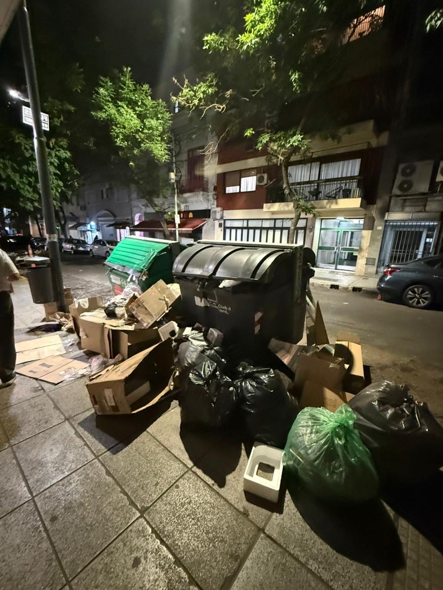 ac_28_'s tweet photo. @ibaistrocchi por favor necesitamos mover los tachos de la calle ciudad de la paz altura 1926/28 (esq sucre) hay muchos negocios grandes de alimentos que tiran todo ahí, como así tmb muchos edificios y gente (pleno belgrano) por favor ayuda https://t.co/5zCNLN81ca