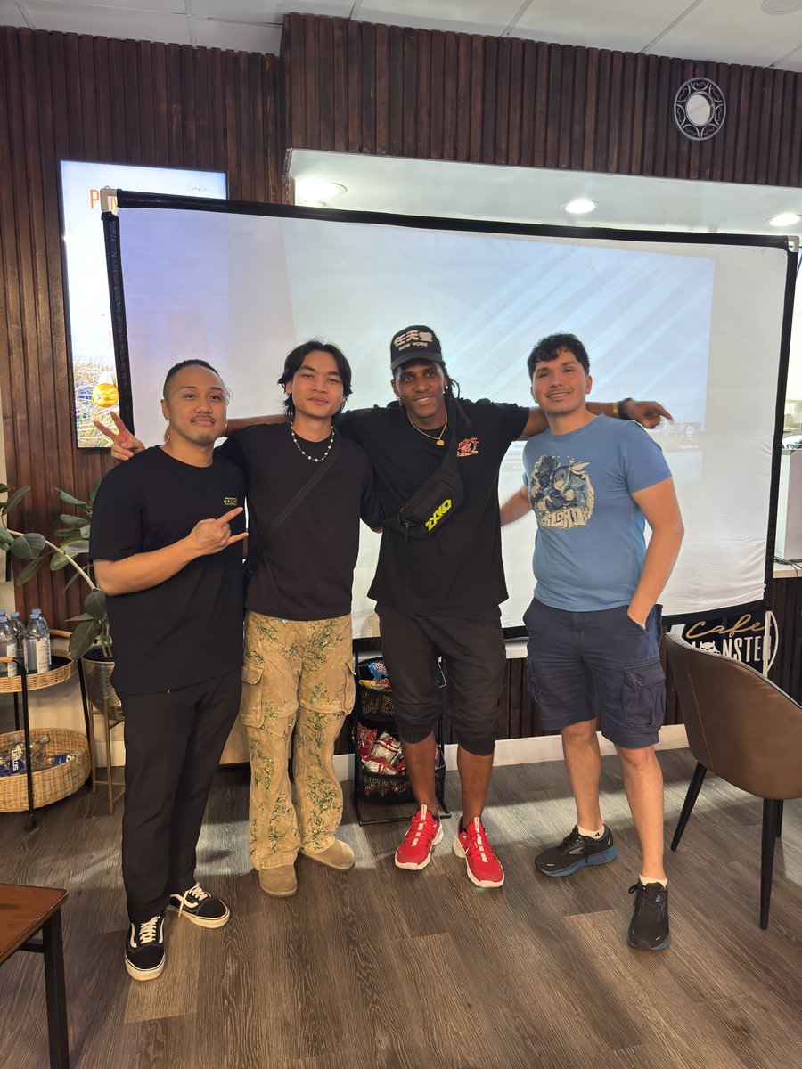 FatHandsFGC tweet media