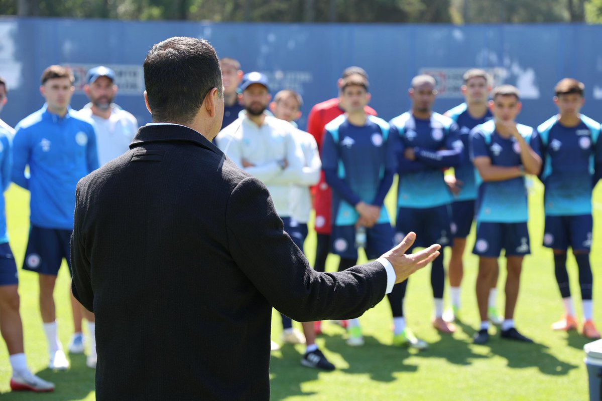 CRUZ AZUL 🚂

El Presidente del equipo, Víctor Velázquez, estuvo presente en el entrenamiento de esta mañana en La Noria para hablar con jugadores y cuerpo técnico previo al juego contra Chivas. 

Habló sobre la exigencia de siempre ser primeros y también sobre los últimos