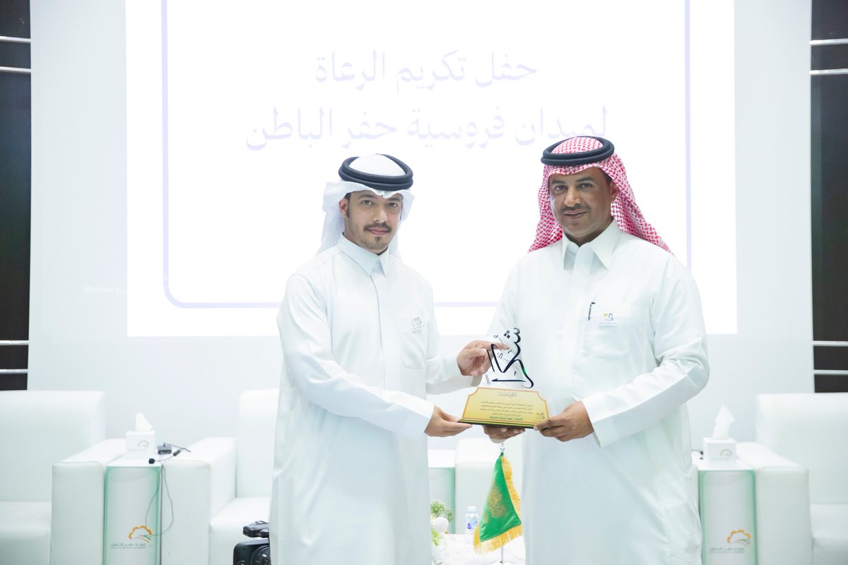 FrusiyaHB's tweet photo. تكريم اللجان ✨

العلاقات العامة :
الأستاذ فهد البدراني 

رئيس اللجنة الإعلامية
الاستاذ صفوق الظفيري 

عضو اللجنة الإعلامية
مشاري الظفيري  

#ميدان_فروسية_حفرالباطن https://t.co/m6EfsBBJhH