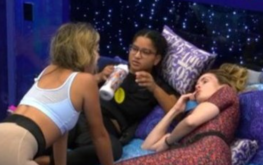 NIVEABRASIL's tweet image. o #BBB26 pegando fogo, e eu juntando minhas amigas pra fofocar sobre skincare🗣️🗣️ #NIVEAnoBBB
