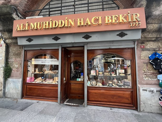kayamerthasan_'s tweet photo. Sirkeci'den Eminönü'ne, Küçükpazar'dan Fatih Kadınlar Pazarı'na ve birkaç tane de istisna yer ile Ramazan iftar lezzetleri duraklarım:

İlk durak, kuruluşu 1777 yılına dayanan Ali Muhiddin Hacı Bekir. Çifte kavrulmuş, kaymaklı ve güllü lokum ile akide şekeri favorim.++