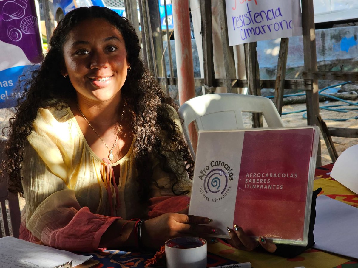 afrocaracolas's tweet photo. ¡Tallercita de identidad afromexicana!🐚

Dialogamos sobre como las jovenas cimarronas vivimos nuestra negritud desde nuestro territorio y cultura, desde la alegría y el orgullo de ser parte del pueblo afromexicano. 🖤
#cimarronas #mujereafro #playa #tallercita https://t.co/YRz3PNXwdg