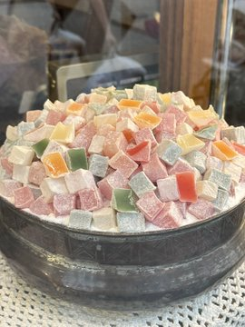 Sirkeci'den Eminönü'ne, Küçükpazar'dan Fatih Kadınlar Pazarı'na ve birkaç tane de istisna yer ile Ramazan iftar lezzetleri duraklarım:

İlk durak, kuruluşu 1777 yılına dayanan Ali Muhiddin Hacı Bekir. Çifte kavrulmuş, kaymaklı ve güllü lokum ile akide şekeri favorim.++