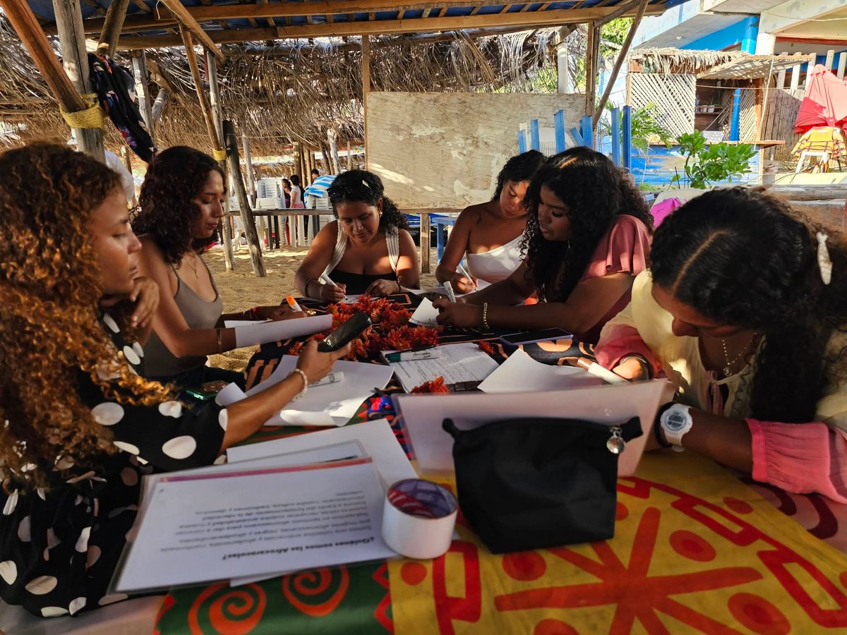 afrocaracolas's tweet photo. ¡Tallercita de identidad afromexicana!🐚

Dialogamos sobre como las jovenas cimarronas vivimos nuestra negritud desde nuestro territorio y cultura, desde la alegría y el orgullo de ser parte del pueblo afromexicano. 🖤
#cimarronas #mujereafro #playa #tallercita https://t.co/YRz3PNXwdg