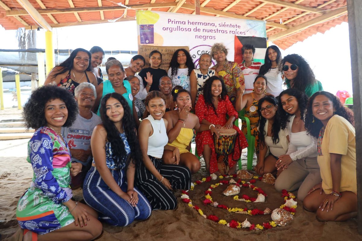 afrocaracolas's tweet photo. Iniciamos la Escuelita Cimarrona con el módulo "Identidad y derechos de las mujeres afromexicanas" en #Guerrero. 

Fortalecemos las habilidades y conocimientos de las mujeres afromexicanas y personas disidentes de género para el liderazgo y empoderamiento cimarrón.👊🏾🐚 https://t.co/1nOXXJYXLP