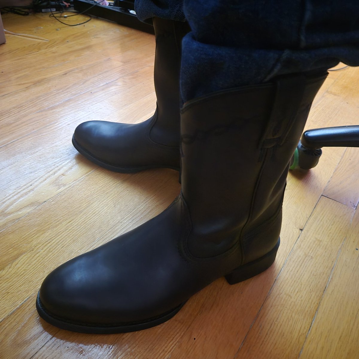 gorthar666's tweet image. New pair of Ariat Heritage Roper Western boots #ariat #leather #cowboy #boots