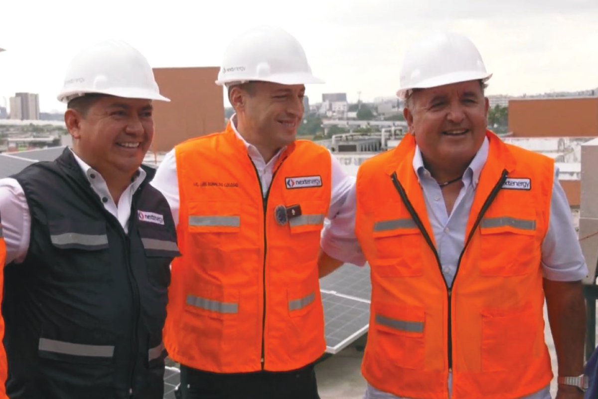 Luis se queja de Next Energy y hace teatro pero aquí está muy sonriente con ellos y hasta se puso casco y chaleco con su logotipo. 

Mientras él se reunió con ellos en lo oscurito, yo los demandé para que cumplieran y recuperé dinero para el municipio.
