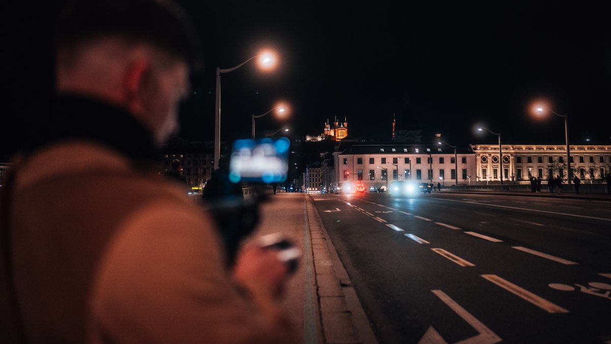 filmkvnst's tweet photo. Der erste Teil unserer Medienmannschaft ist in 🇫🇷Lyon angekommen und bereitet sich auf den Gedenkzug für #JusticepourQuentin vor.

Bevor es morgen um 15 Uhr am 📌Place Jean Jaures in Lyon losgeht, stehen noch 📽️Interviews, Hintergrundgespräche und Vernetzung an.

Der Anlass dieser Filmreise könnte trauriger und schlimmer nicht sein. Aber als alternative Filmemacher ist es unsere allererste Pflicht, die Ermordung des jungen Patrioten maximal in die breite zu tragen und dafür zu sorgen, daß nie wieder junge Menschen wegen ihrer politischen Meinung totgeprügelt werden.

Das ist unser aller Auftrag.✊🏻

➡️Wir halten euch hier auf dem Laufenden!