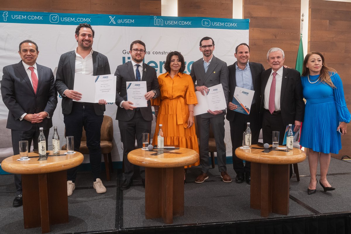 AlexDominguezB's tweet photo. Gracias a @usem por invitarme como panelista y permitirme compartir mi experiencia en #Davos durante la cobertura del #ForoEconómicoMundial, conversando sobre los retos y oportunidades globales. https://t.co/oc1vIsT1ig