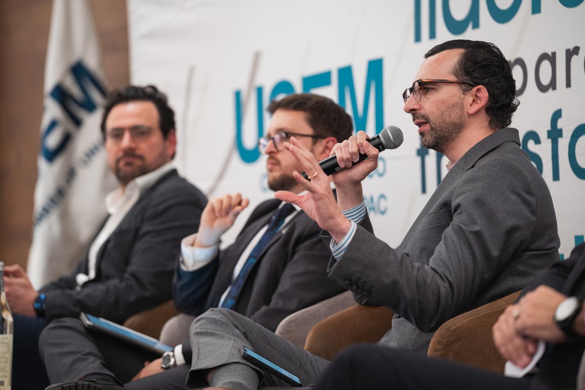 AlexDominguezB's tweet photo. Gracias a @usem por invitarme como panelista y permitirme compartir mi experiencia en #Davos durante la cobertura del #ForoEconómicoMundial, conversando sobre los retos y oportunidades globales. https://t.co/oc1vIsT1ig