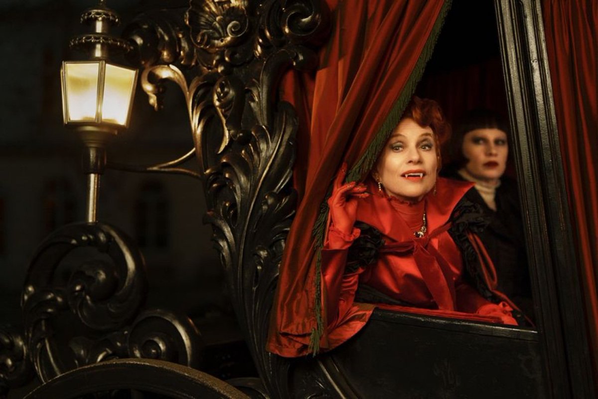 tanguydethuret's tweet photo. #Berlinale DieBlutgräfin   evokes Polanski’s Fearless Vampire Killers and Schroeter’s baroque atmosphere. A haunting revisit of Austro-Hungarian decay with contemporary allusions to utopian tyranny.IsabelleHuppert is brilliant — an octogenarian director with a young, daring mind https://t.co/NgdFy6N6KB