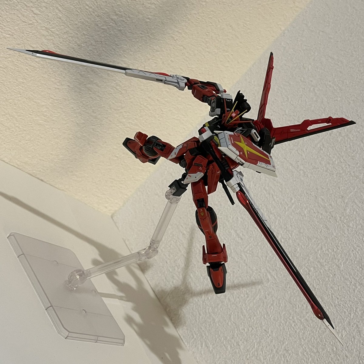 LssLrgapZGhvF9S's tweet photo. RG1/144ソードインパルスガンダムSpec2。漆黒のエクスカリバー、カッコいい😍✨ポージングは、かつて憎んだ相手機の超有名シーンをオマージュ⚔️背中のフラッシュエッジがよく可動したので、出来そうだな、と😊
#ガンプラ
#ガンダムSEEDFREEDOM
#インパルス
#Spec2
#ソード
#RG https://t.co/B4IwRpULlb