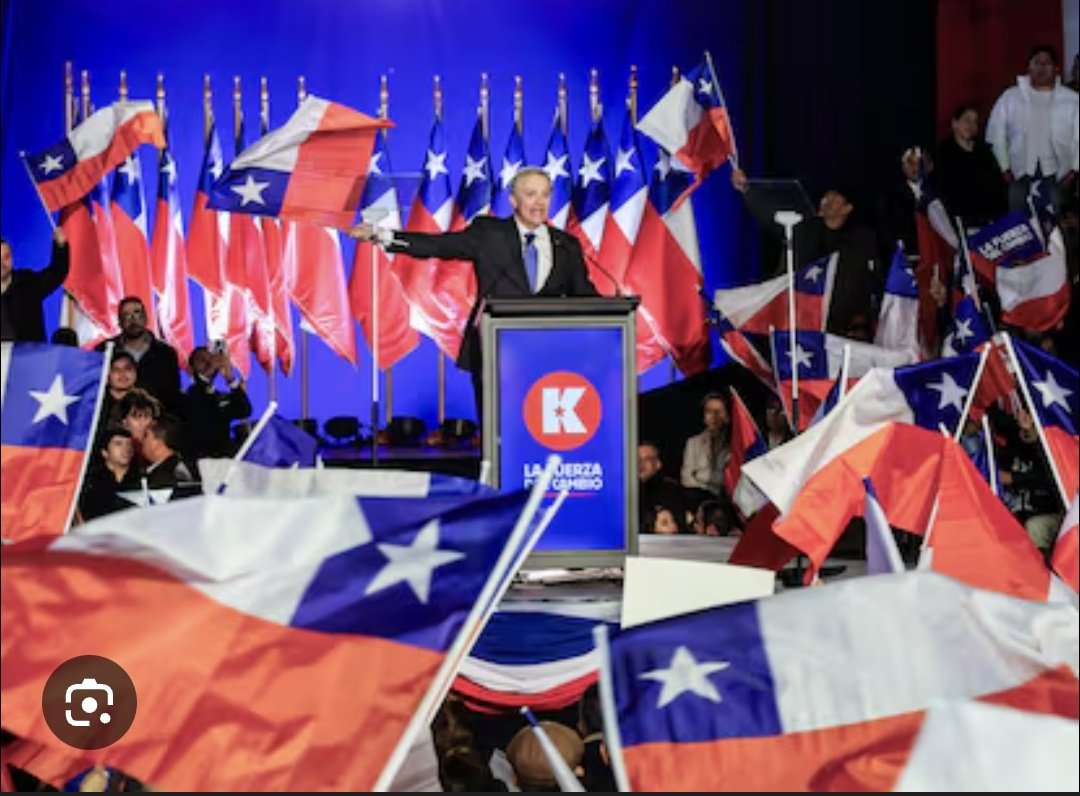 Si te arrodillas ante cualquier cosa que digan los gringos
Yo me pregunto 
Tanta bandera pa qué?