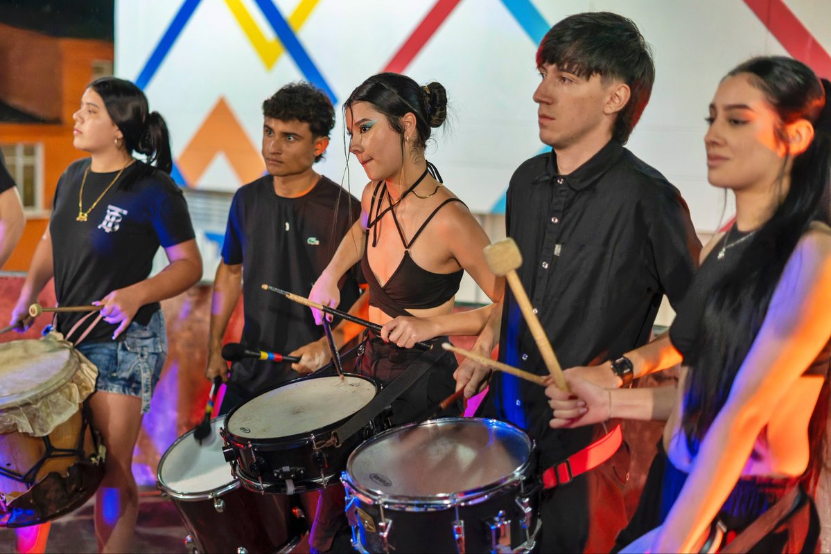 Danza folclórica, artistas de fuego, danza urbana con el grupo Steps y un adelanto de nuestra batucada formaron parte de la muestra cultural de #IESCINOC ✨💃🥁🎶

También contamos con la Banda Sinfónica de Pensilvania. 🎻🎷 

¡Gracias por ser parte de este momento! 💙