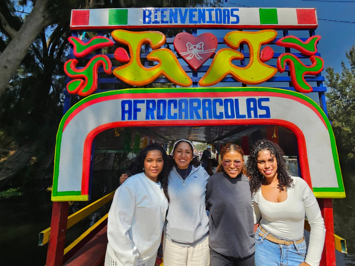 afrocaracolas's tweet photo. ¿Sabías qué? Xochimilco significa: campo de flores en náhualt💐🏵

🖤Hoy visitamos Xochimilco un lugar emblemático 🙌🏿 por sus canales y chinampas, lleno de cultura e historia. 
#Xochimilco #negras #trajineras #mexico https://t.co/bQd6UZgVD2