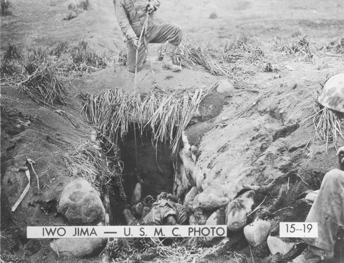 米海兵隊が1945年2月、硫黄島の洞窟で死亡した日本兵を観察している