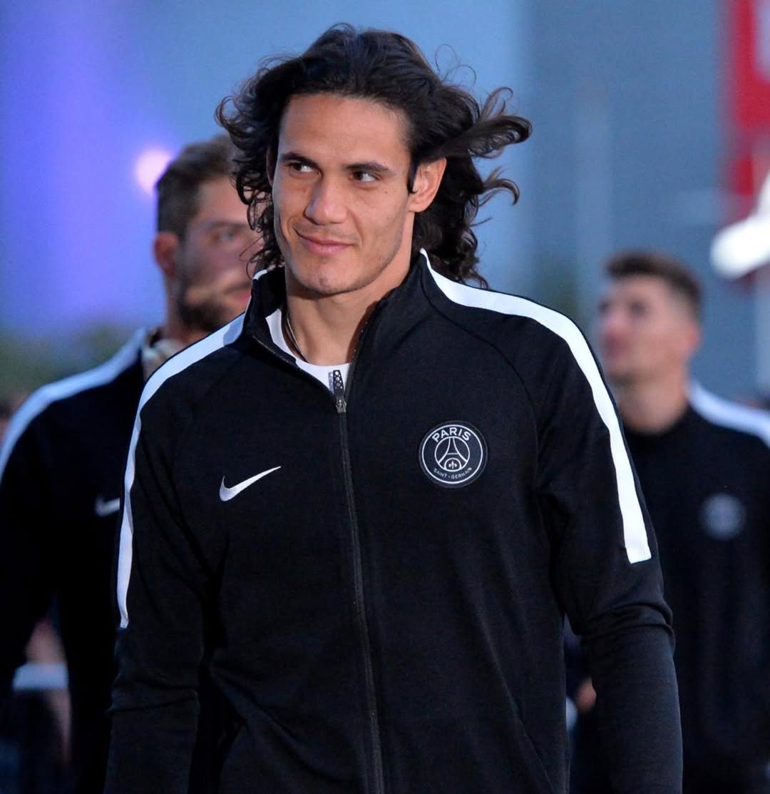 FTBLsection's tweet photo. Romain Molina, author of 'Cavani, El Matador': 

"A few years ago, Edinson did a photo shoot for Hugo Boss, a partner of PSG. After finishing, he asked for details about the suit because he liked it. He asked where he could buy it. The photographer for the brand told him that he could keep the suit without paying. But the Uruguayan refused and said that he didn’t need the company to cover the cost since he could buy it. It was the first time a PSG player had done this, as everyone else accepts the gifts. Days later, he went to buy it at a store...

He also often went to eat with the club employees: kit men, cleaners, security guards. He helped them with whatever they needed. Just to show how humble he is, Cavani spent a month in his hometown of Salto during his vacation: he arrived in Montevideo, took a regional bus for a 6-hour ride, and arrived. He didn’t even think about taking a private jet. Believe me, when you earn 16 million euros a year, this is not common."
