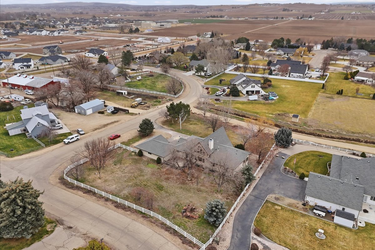 BHHS_Silverhawk's tweet photo. JUST LISTED - Welcome to Fuji Farms! Enjoy a 0.8-acre corner lot and 6000 SF of multi-level living space.

709 Sherry Road, Nampa, ID  |  $779,900
Freddie Mac-Owned REO. Sold As-Is.

Listing Agents:
Tracy Kasper 📷 208-867-2709
Sam Huff 📷 208-724-2025

https://t.co/RiW9xvaR7i https://t.co/UKUu9XFyLJ