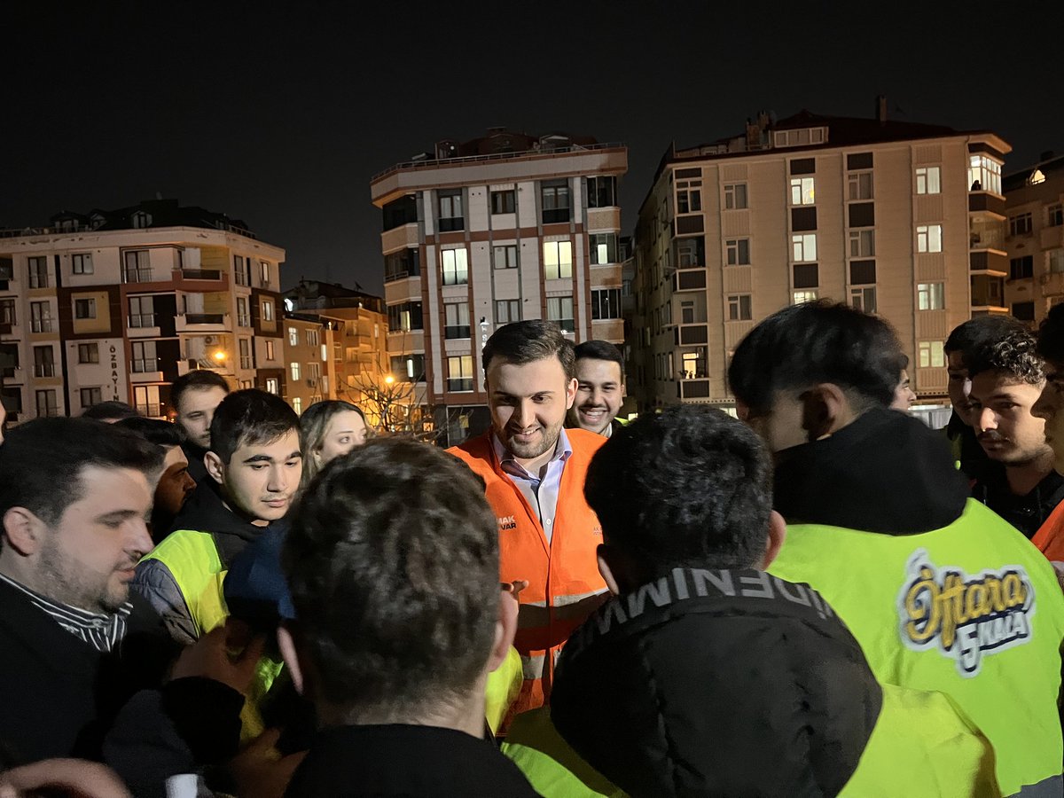 Paylaştıkça güzelleşen bağlar... 

İl Gençlik Kolları Başkanımız Sn. <a href="/nevzatyucetr/">Nevzat Yüce</a> ve İlçe Gençlik Kolları Başkanımız <a href="/zdtaspinar/">Zeki Doğukan Taşpınar</a> ile teravih sonrası komşularımıza lokum ikram ederek Ramazan’ın bereketini paylaştık. Biz büyük bir aileyiz, her zaman sahadayız!