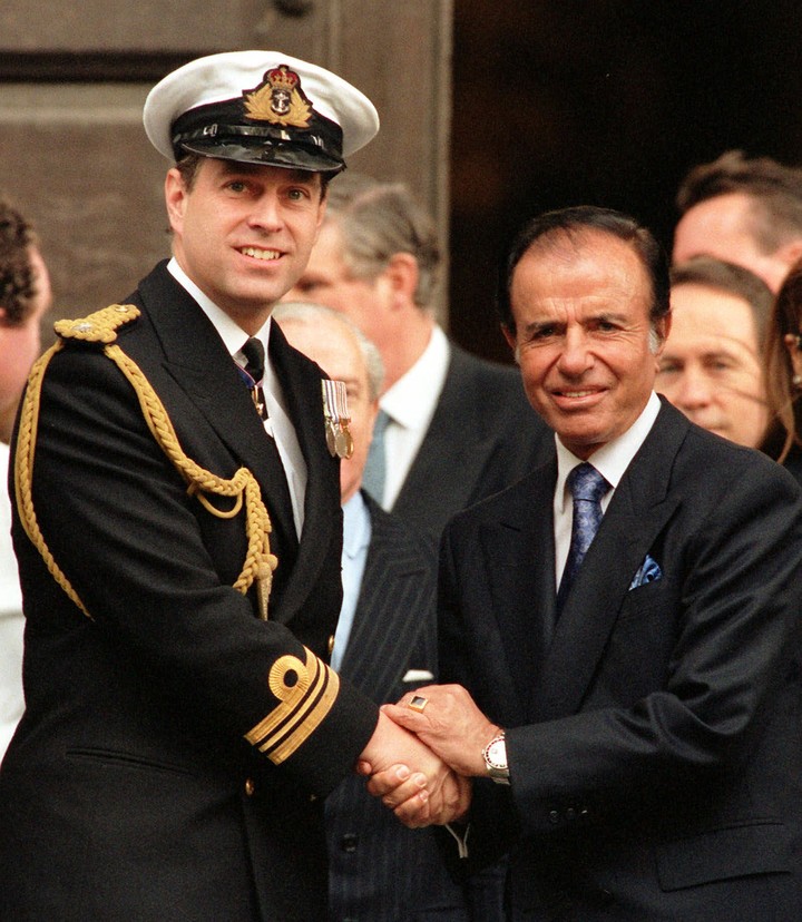 juanvazquezcfp's tweet image. Principe Andrés, está escoria que los ingleses enviaron a las Islas Malvinas, hoy fue degradado, entregó sus títulos nobiliarios y está por ser condenado a perpetua como corrupto y señalado como pedófilo.
Recibido por Carlos Menem, más corrupto que él.