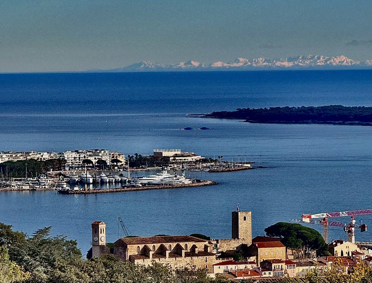 Photo rare prise cet après-midi vers 16h30 du sommet de la colline de la Croix des Gardes à Cannes (213 mètres) 
De bas en haut : 
-Le vieux quartier du Suquet de Cannes
-au dessus, la pointe du Palm Beach qui ferme la baie de Cannes à l’est.
-encore au dessus, à droite, la