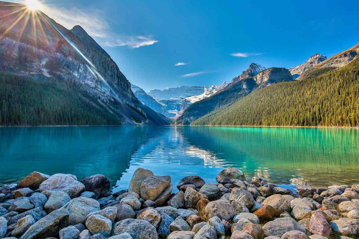 AmbCanVenezuela's tweet photo. 🏔️ Les eaux turquoise du Lac Louise. 46 Parcs Nationaux. Une faune incroyable. Les paysages canadiens vous attendent!

#LacLouise #RocheusesCanadiennes #ParcsNationaux https://t.co/34k9VrFQbs