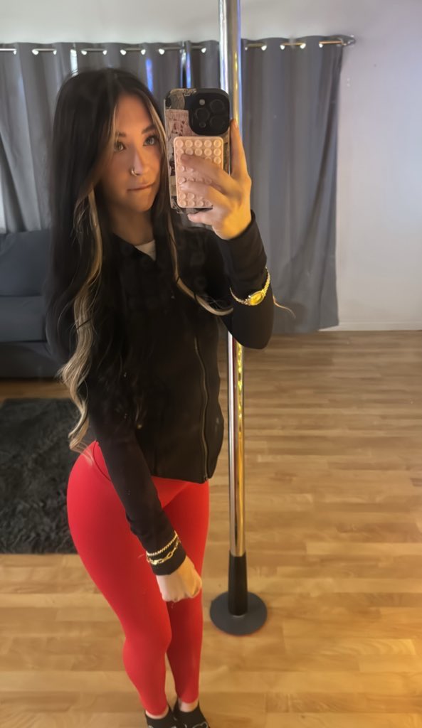 say hi if I can send u a suprise in ur dm😝