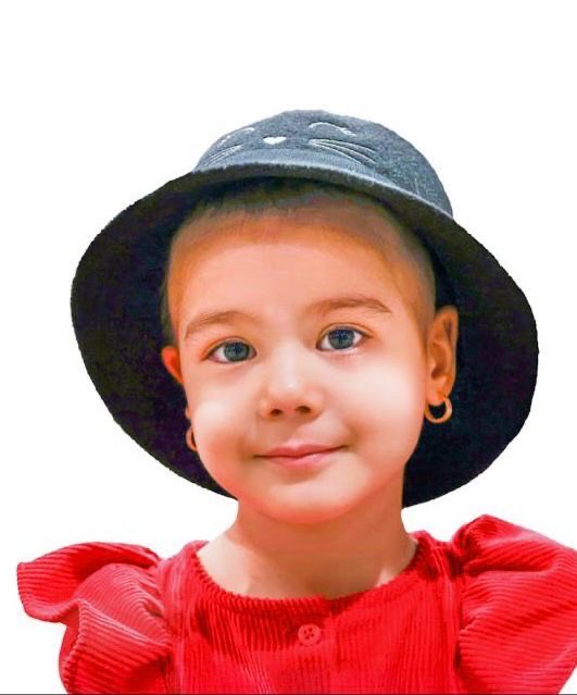 Havalı, tatlı kızımızın adı Sümeyye
4 yaşındaydı.
Birgün lösemi tanısı konuldu ve tedavisine LÖSEV Lösante Hastanesinde başlanıldı
( Hani şu tamamen parasız olarak ve %94 başarıyla tedavi veren Ankara’daki eşsiz hastane)
2.5 sene aralıksız tedavi oldu.
Sonra ne mi oldu?Üstte X’te