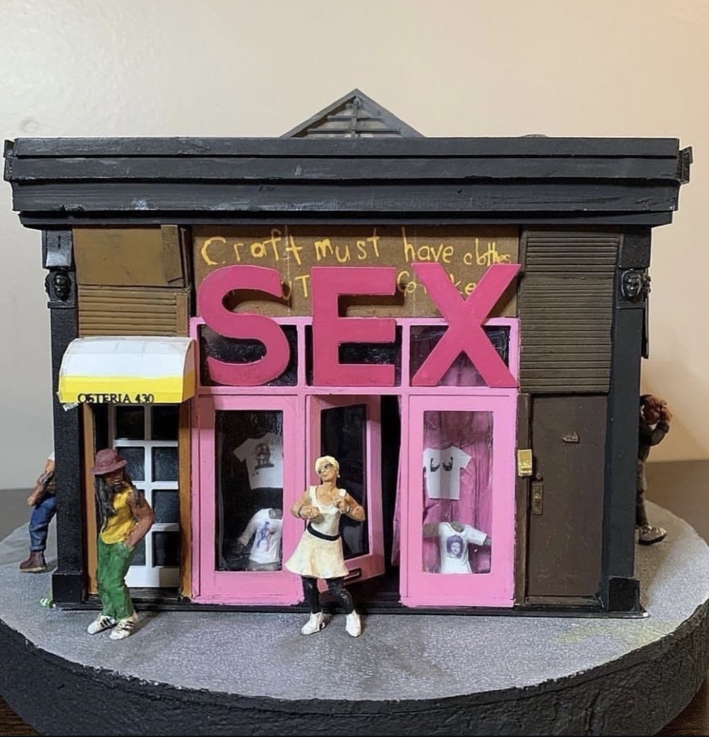 Versión en miniatura de la icónica tienda de Vivienne Westwood  en 430 de Kings Road Chelsea  🏁✨