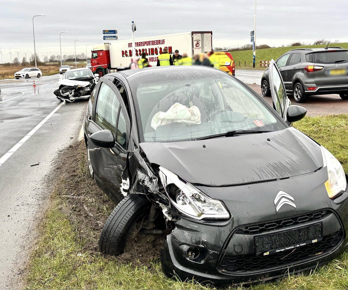Flinke aanrijding tussen twee personenauto's op kruising van de Westerzeedijk in Medemblik