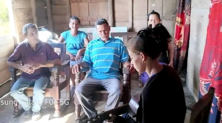 En la pequeña e intrincada localidad de los Jamales en La Tinta de #Maisí #Guantanamo, una joven instructora en formación brinda su arte a los pobladores contribuyendo a su sano esparcimiento y a una #CulturaViva <a href="/AdrielDeCuba/">@AdrielDeCuba</a> <a href="/ACN_Cuba/">Agencia Cubana de Noticias</a> <a href="/Deguantanamo/">Mabel Guantánamo</a> <a href="/RadioGuantanamo/">Radio Guantánamo</a> <a href="/RadioMaisi/">Radio Maisí</a>