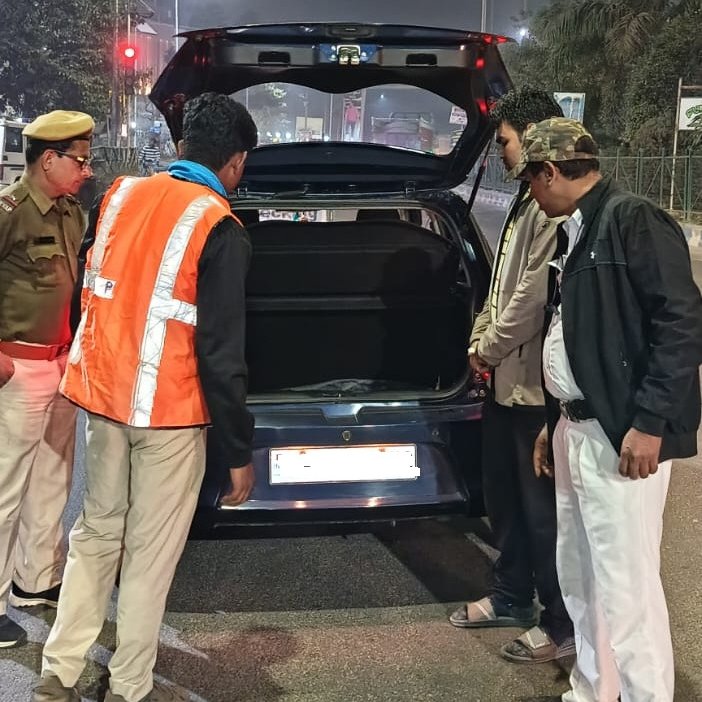 bidhannagarpc's tweet photo. Naka checking going on at different important locations under Bidhannagar Police Commissionerate. Smt. Aishwariya Sagar, IPS, DCP Airport and Shri Makwana Meetkumar Sanjaykumar, IPS, DCP Traffic Bidhannagar have been supervising night policing at different points.
#bdnpc
#bidhannagarpolice
#specialnightpolicing