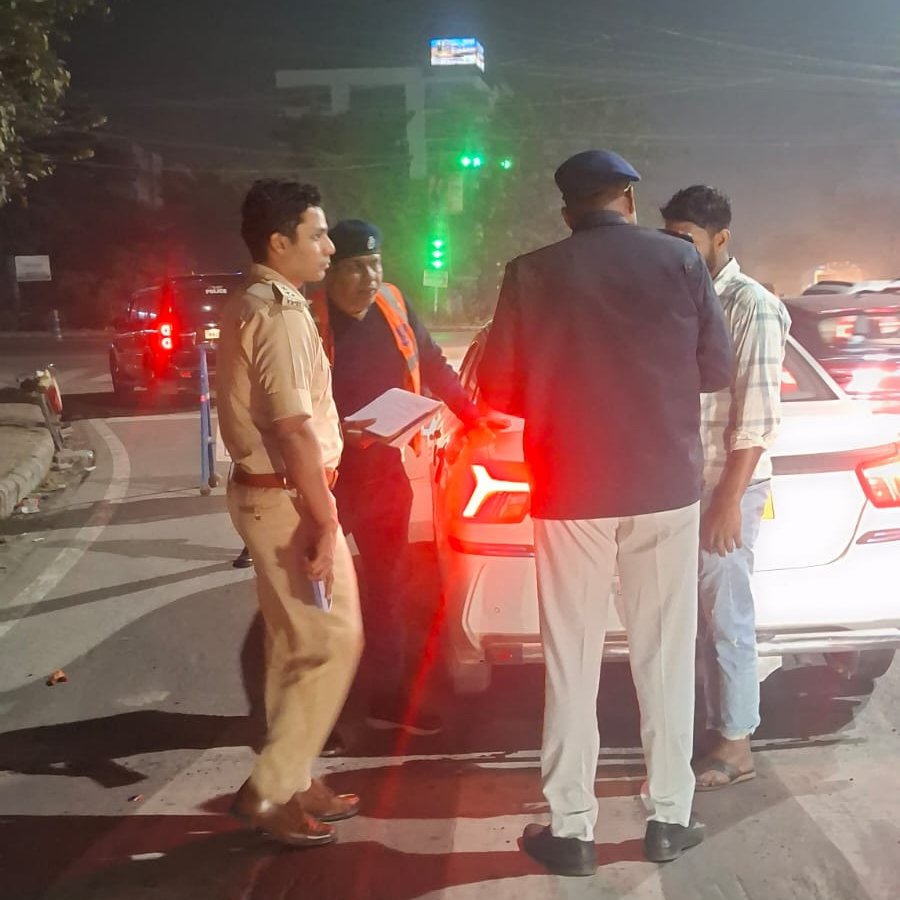 bidhannagarpc's tweet photo. Naka checking going on at different important locations under Bidhannagar Police Commissionerate. Smt. Aishwariya Sagar, IPS, DCP Airport and Shri Makwana Meetkumar Sanjaykumar, IPS, DCP Traffic Bidhannagar have been supervising night policing at different points.
#bdnpc
#bidhannagarpolice
#specialnightpolicing