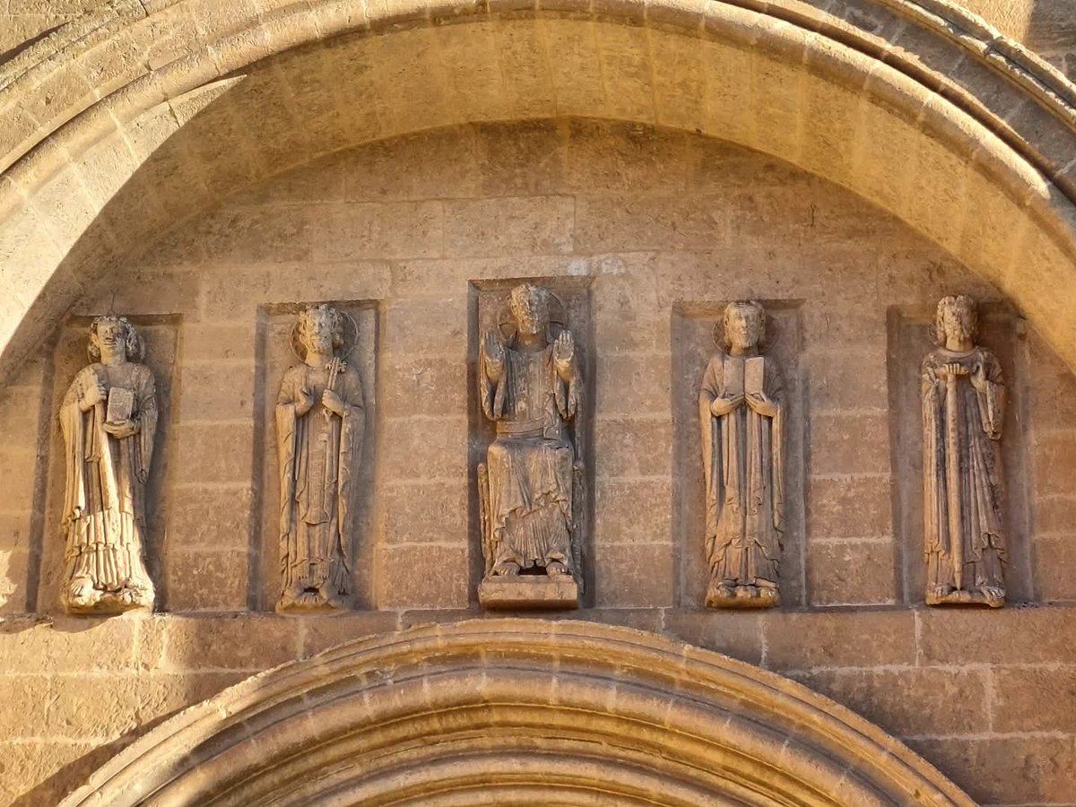 VGCiudadRodrigo's tweet photo. ⛪️ En la portada sur de la catedral de Ciudad Rodrigo podemos apreciar un proyecto tardorrománico, formado por el ℙ𝕒𝕟𝕥𝕠𝕔��á𝕥𝕠𝕣, emplazado en el centro, asimilando a Cristo con la puerta como metáfora de la Redención...
⬇️ https://t.co/2czxJkcInW
