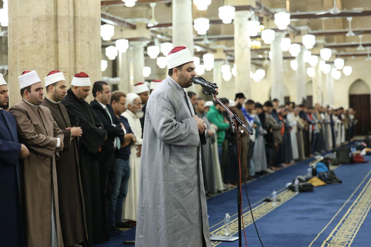 AlAzhar's tweet photo. بتوجيهات الإمام الأكبر.. الأزهر يقدِّم الطالب محمد عبد النبي جادو الطالب بكلية الطب كأول طالب جامعي يؤم المصلين في الجامع الأزهر

برعاية وتوجيهات فضيلة الإمام الأكبر أ.د. أحمد الطيب، #شيخ_الأزهر الشريف، قدَّم الأزهر الشريف أحد طلابه النابغين، الطالب محمد عبد النبي جادو، الطالب بكلية الطب بجامعة الأزهر بالقاهرة، لإمامة المصلين في صلاة التراويح، اليوم الجمعة في الليلة الثالثة من ليالي شهر رمضان لعام 1447هـ، ليصبح أول طالب جامعي يتقدم لإمامة آلاف المصلين في الجامع الأزهر، في خطوة تعكس ثقة المؤسسة الأزهرية بطلابها ومنتسبيها، وحرصها على تمكين المتميزين علمًا وقرآنًا داخل محرابها العامر.

وأمَّ الطالب محمد عبد النبي جادو المصلين برواية الإمام شعبة عن الإمام عاصم الكوفي، حيث تلا آيات من سورة آل عمران بأداء متقن يعكس رسوخًا في علم القراءات وثباتًا في الإمامة، وسط أجواء إيمانية عامرة بالخشوع، بحضور قيادات الأزهر وعلمائه، يتقدمهم فضيلة أ.د محمد الضويني، وكيل الأزهر.

وينحدر الطالب محمد عبد النبي من قرية المجفف بمركز ديرب نجم بمحافظة الشرقية، وحفظ القرآن الكريم كاملًا في سن مبكرة على يد والده الشيخ عبد النبي جادو، ونشأ في أسرة حافظة لكتاب الله، إذ حفظ والده ووالدته القرآن الكريم، وكذلك شقيقته، فكانت البيئة القرآنية حاضرة في تكوينه منذ الصغر، ما أرسى لديه أساسًا متينًا في التلاوة والالتزام.

وخلال مرحلته الثانوية بالأزهر، كان من المتفوقين في الثانوية الأزهرية، وتميز بخطابته، حيث عُرف خطيبًا مفوَّهًا، وتم تكريمه على مستوى المحافظة في مجال الخطابة خلال مرحلة التعليم قبل الجامعي، قبل أن يواصل مسيرته الجامعية بكلية الطب بجامعة الأزهر، وقد حصل هذا العام على جائزة الطالب المثالي بكلية الطب بجامعة الأزهر.

#شهر_رمضان #الجامع_الأزهر