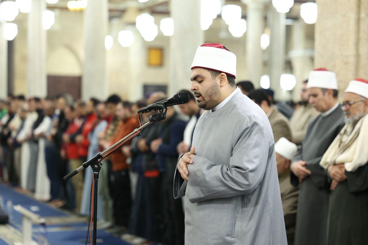 AlAzhar's tweet photo. بتوجيهات الإمام الأكبر.. الأزهر يقدِّم الطالب محمد عبد النبي جادو الطالب بكلية الطب كأول طالب جامعي يؤم المصلين في الجامع الأزهر

برعاية وتوجيهات فضيلة الإمام الأكبر أ.د. أحمد الطيب، #شيخ_الأزهر الشريف، قدَّم الأزهر الشريف أحد طلابه النابغين، الطالب محمد عبد النبي جادو، الطالب بكلية الطب بجامعة الأزهر بالقاهرة، لإمامة المصلين في صلاة التراويح، اليوم الجمعة في الليلة الثالثة من ليالي شهر رمضان لعام 1447هـ، ليصبح أول طالب جامعي يتقدم لإمامة آلاف المصلين في الجامع الأزهر، في خطوة تعكس ثقة المؤسسة الأزهرية بطلابها ومنتسبيها، وحرصها على تمكين المتميزين علمًا وقرآنًا داخل محرابها العامر.

وأمَّ الطالب محمد عبد النبي جادو المصلين برواية الإمام شعبة عن الإمام عاصم الكوفي، حيث تلا آيات من سورة آل عمران بأداء متقن يعكس رسوخًا في علم القراءات وثباتًا في الإمامة، وسط أجواء إيمانية عامرة بالخشوع، بحضور قيادات الأزهر وعلمائه، يتقدمهم فضيلة أ.د محمد الضويني، وكيل الأزهر.

وينحدر الطالب محمد عبد النبي من قرية المجفف بمركز ديرب نجم بمحافظة الشرقية، وحفظ القرآن الكريم كاملًا في سن مبكرة على يد والده الشيخ عبد النبي جادو، ونشأ في أسرة حافظة لكتاب الله، إذ حفظ والده ووالدته القرآن الكريم، وكذلك شقيقته، فكانت البيئة القرآنية حاضرة في تكوينه منذ الصغر، ما أرسى لديه أساسًا متينًا في التلاوة والالتزام.

وخلال مرحلته الثانوية بالأزهر، كان من المتفوقين في الثانوية الأزهرية، وتميز بخطابته، حيث عُرف خطيبًا مفوَّهًا، وتم تكريمه على مستوى المحافظة في مجال الخطابة خلال مرحلة التعليم قبل الجامعي، قبل أن يواصل مسيرته الجامعية بكلية الطب بجامعة الأزهر، وقد حصل هذا العام على جائزة الطالب المثالي بكلية الطب بجامعة الأزهر.

#شهر_رمضان #الجامع_الأزهر