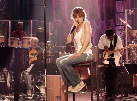 <a href="/thalia/">Thalia</a> <a href="/premiolonuestro/">Premio Lo Nuestro</a> Prefiero la Thalía de primera fila, más natural sin tantos excesos visuales y voz en vivo.