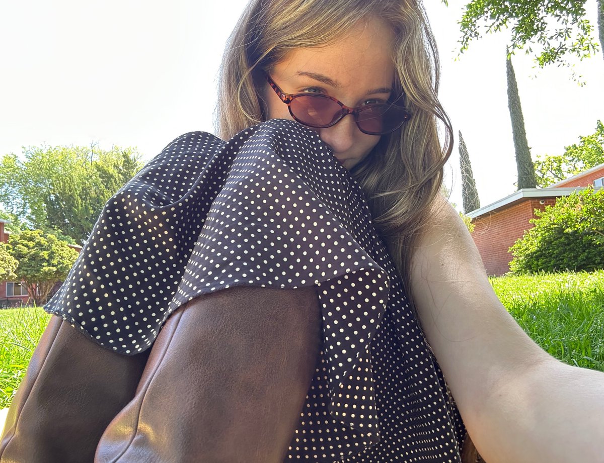qleradin's tweet photo. a girl and her pfpppepe (,: https://t.co/A00v0Qbzxz