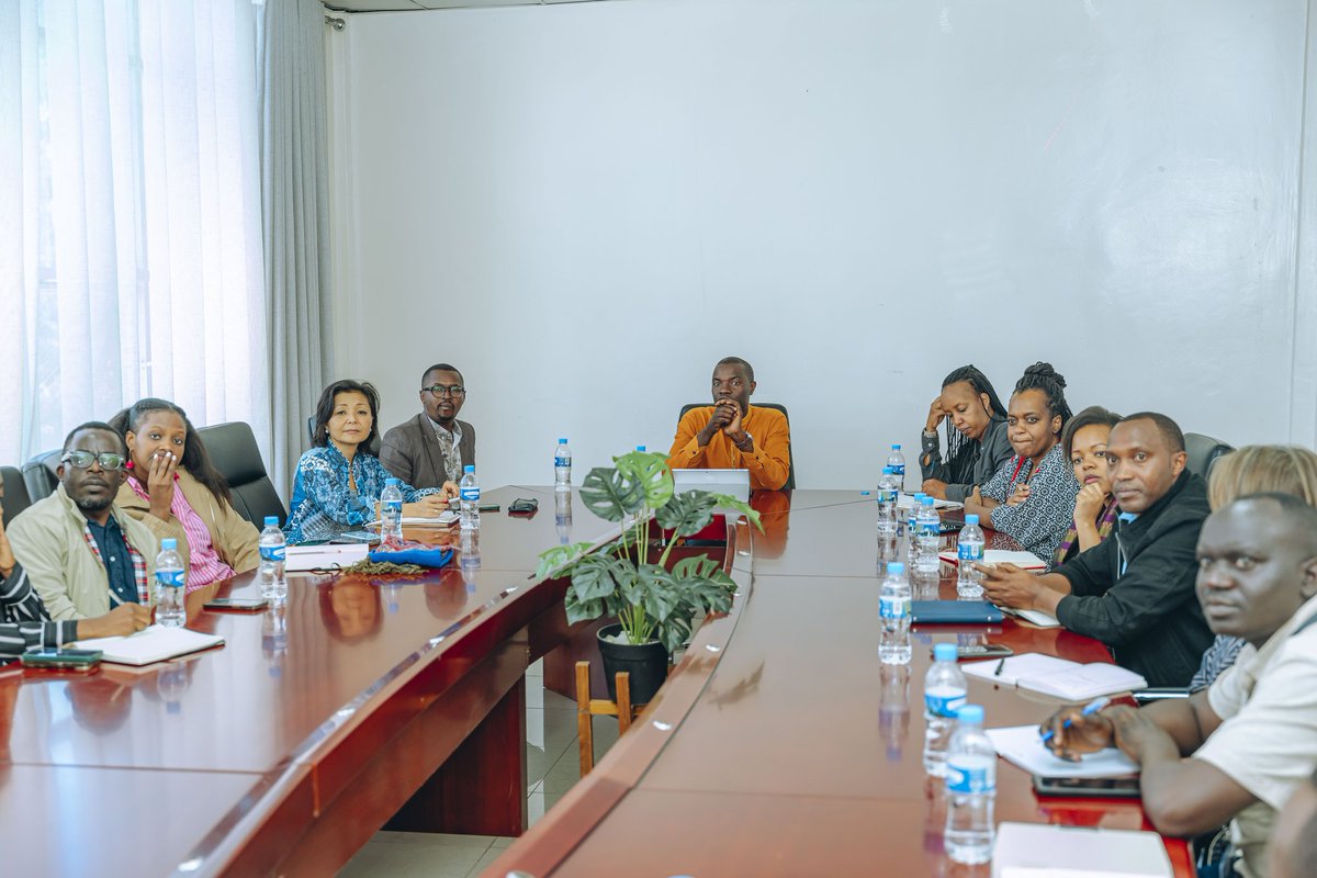 Nyamagabe's tweet image. Umuyobozi w'Akarere, @Niyomwungeri_H yakiririye itsinda ryaturutse mu Mushinga #BRAC riyobowe n'Umuyobozi wawo ku rwego rw'Igihugu, Bwana MUHIRE Jean Claude hamwe n'itsinda ryaturutse muri @MastercardFdn. 1/3